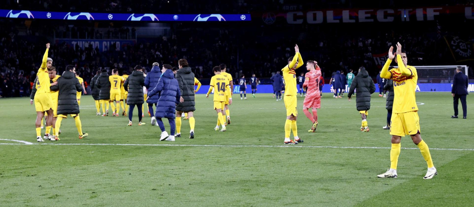 Los jugadores del Barça celebran en el césped la victoria en París