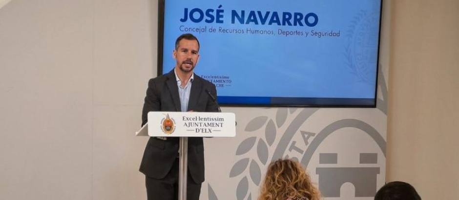El concejal de Elche José Navarro, en una rueda de prensa