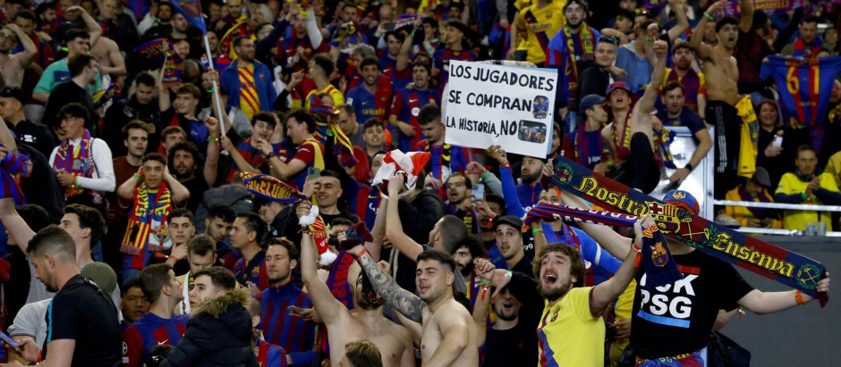 La afición del Barça celebra la victoria en París