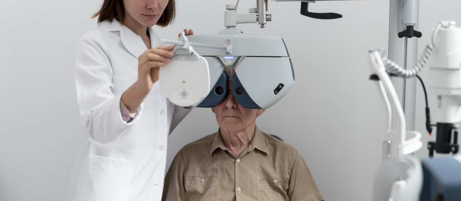 Hombre que tiene un control de la vista en una clínica de oftalmología