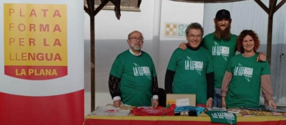 Miembros de Plataforma per la Llengua, en un acto de la campaña contra la futura ley educativa valenciana