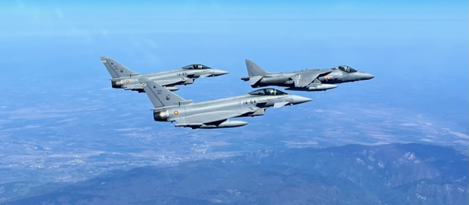 Un momento del vuelo conjunto de cazas Eurofighter y Harrier españoles en el espacio aéro de Bulgaria