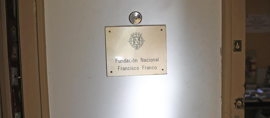 Detalle de la placa de entrada en la sede de la Fundación Francisco Franco