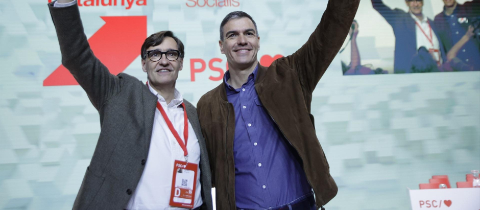El secretario general del PSOE Pedro Sánchez, y el primer secretario del PSC, Salvador Illa durante el acto de clausura del 15º Congreso del PSC