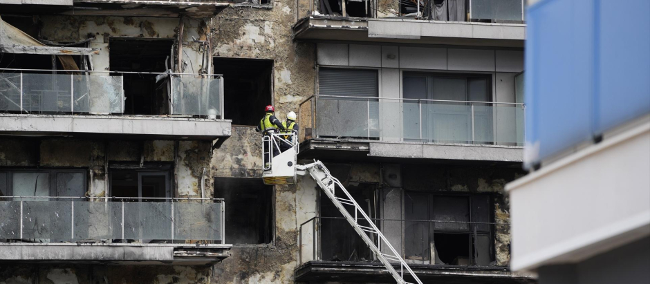 Bomberos trabajan en la limpieza del edificio incendiado de Campanar
