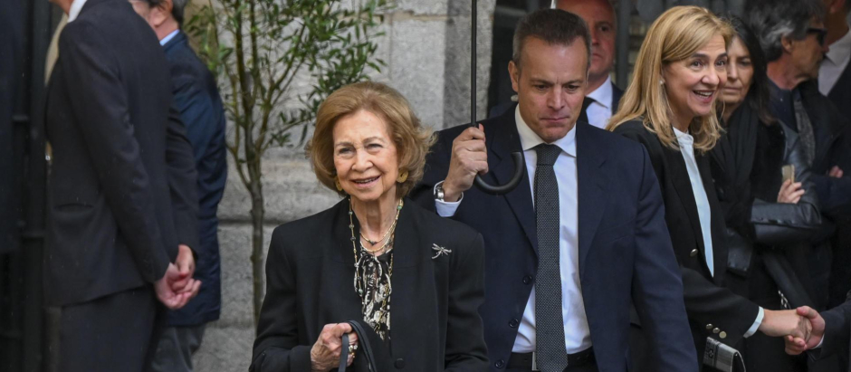 Doña Sofía, el pasado lunes, a la salida del funeral de su sobrino Fernando Gómez-Acebo