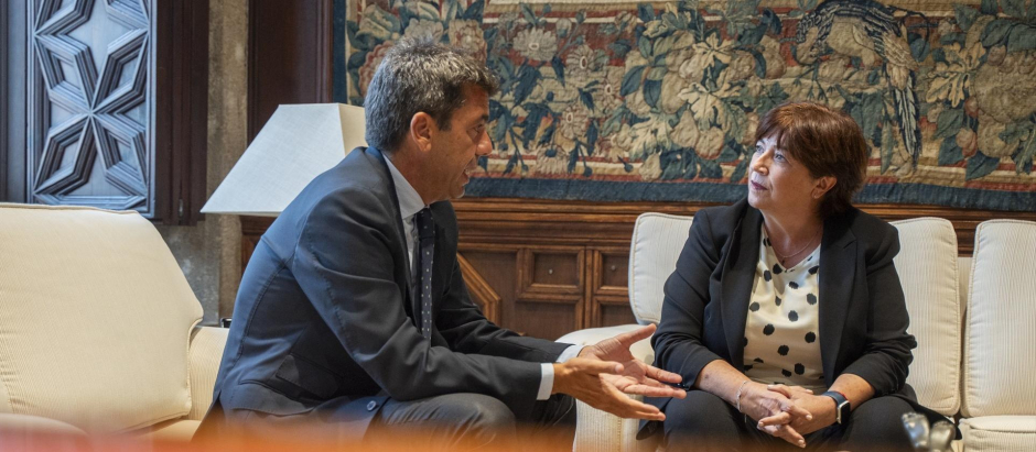 El presidente de la Generalitat Valenciana, Carlos Mazón, con la presidenta de la AVL, Verònica Cantó