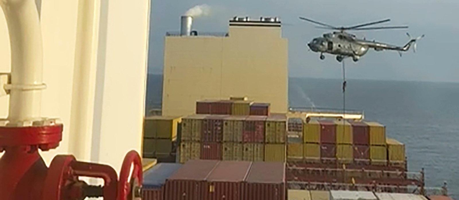 Captura del vídeo del momento del asalto iraní al buque