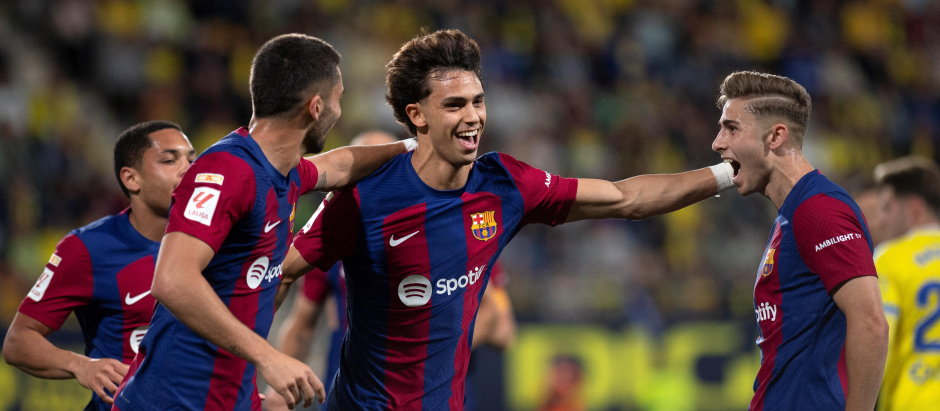 Joao Félix celebra el gol de la victoria del Barcelona en Cádiz