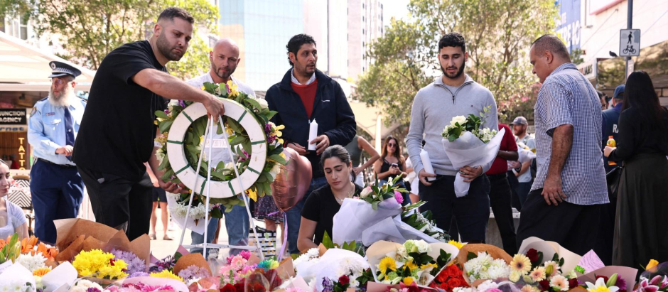 La gente deja flores y homenajes frente al centro comercial Westfield Bondi Junction en Sydney el día después de que un hombre con cuchillo de 40 años asesinara a seis personas