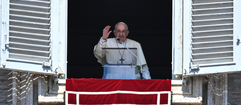 El Papa Francisco durante el rezo del Regina Coeli en la ventana del Palacio Apostólico