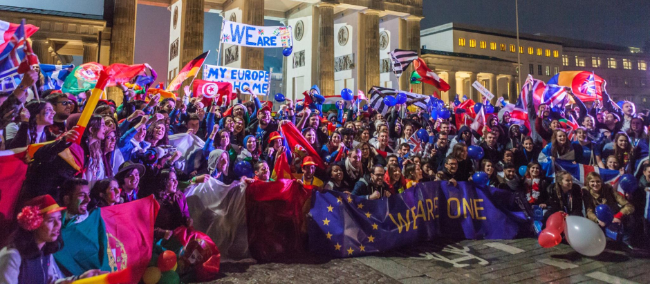 Estudiantes de Erasmus ante la Puerta de Brandeburgo (Berlín)