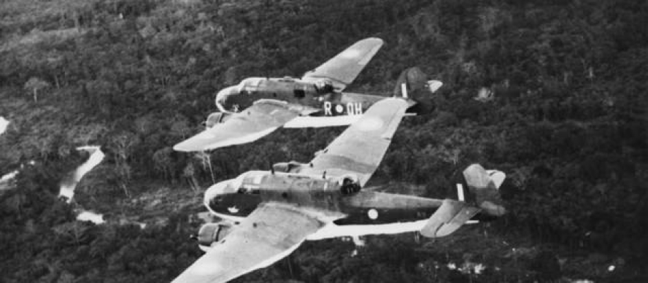 El bombardero Beaufort recuperado era similar a estos aviones, fotografiado sobrevolando la selva de Nueva Guinea en 1943