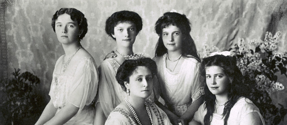 Las Grandes Duquesas Tatiana, Olga, Anastasia y María Románova con su madre la zarina Alejandra, la familia de Nicolás II