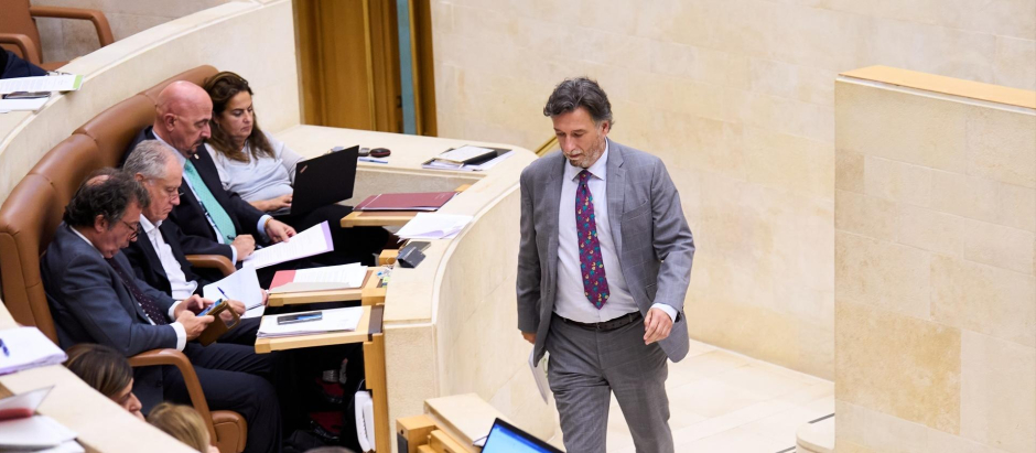 El portavoz de Vox en el Parlamento de Cantabria en esta legislatura, Cristóbal Palacio, durante la sesión del primer Pleno