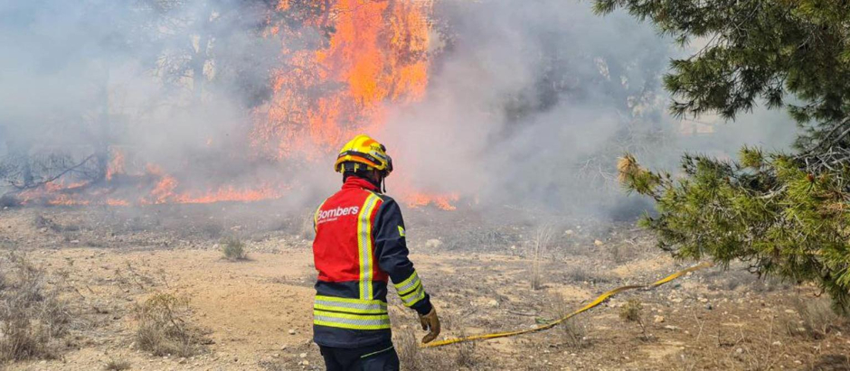 Actuación de los bomberos durante el incendio en Tárbena (Alicante)