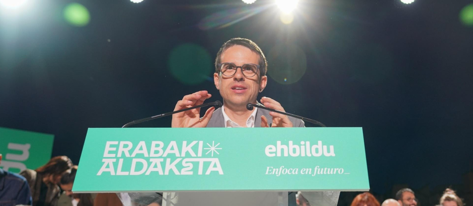 El candidato a lendakari, Pello Otxandiano, interviene durante el inicio de la campaña electoral de EH Bildu, en Vitoria