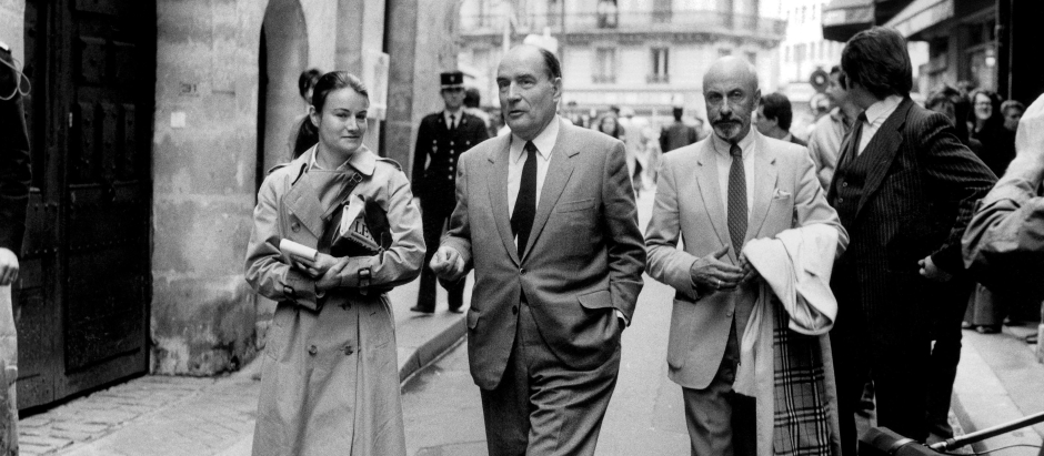 El presidente francés Francois Mitterrand con su consejero personal Francois De Grossouvre paseando por París el 12 de mayo de 1981
