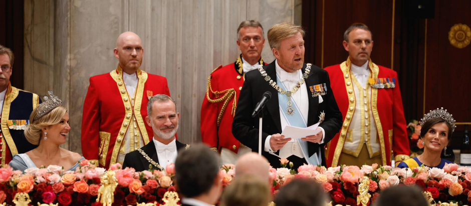 El Rey Guillermo Alejandro de los Países Bajos dirige unas palabras durante la cena de gala ofrecida a los Reyes de España