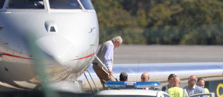 El Rey Juan Carlos I, a su llegada al Aeropuerto Internacional de Vigo-Peinador, el pasado mes de septiembre