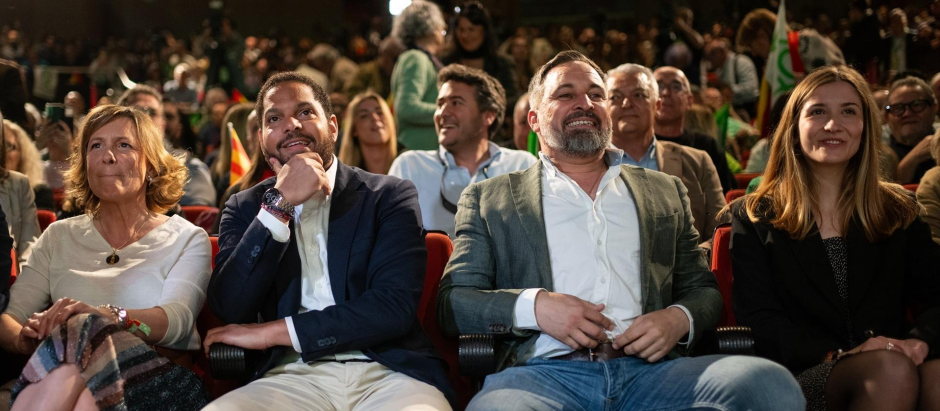 El líder de Vox, Santiago Abascal (2d), y el candidato del partido a la Presidencia de Cataluña, Ignacio Garriga