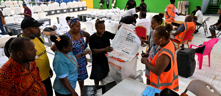Los funcionarios electorales de las Islas Salomón inician el escrutinio de los votos
