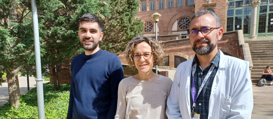 Los investigadores Víctor Serrano-Gimeno, Maria Portella y Narcís Cardoner.