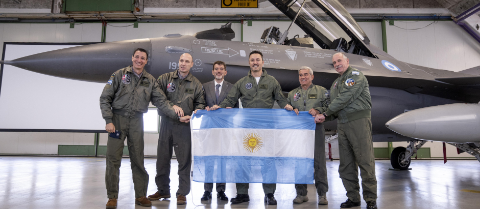 El ministro de Defensa argentino Luis Alfonso Petri junto a pilotos y un F-16