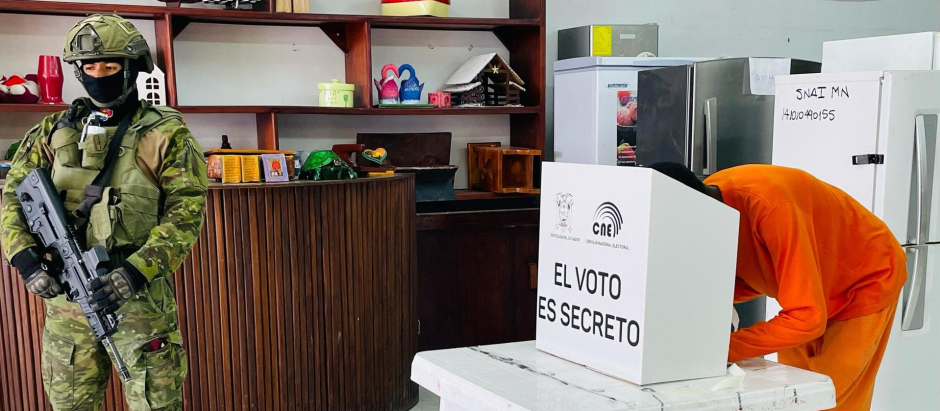 Personas privadas de libertad mientras votan para el referéndum del próximo domingo, este jueves en Quito