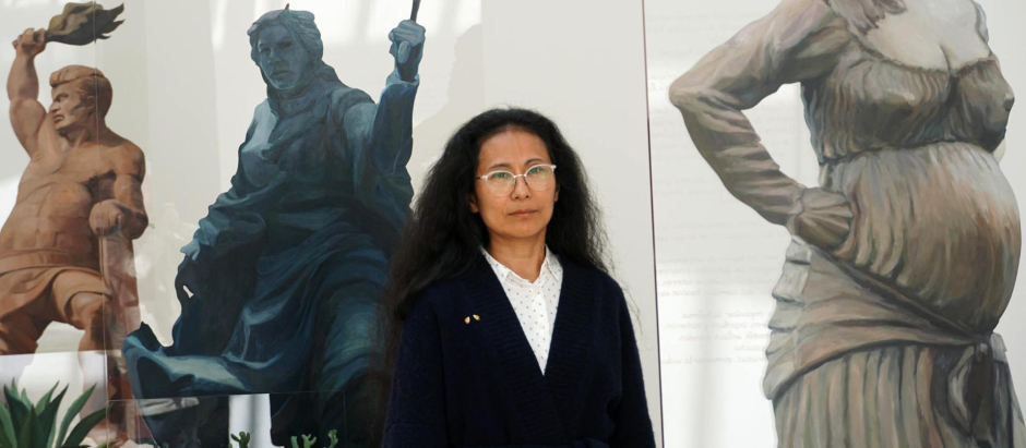 La artista Sandra Gamarra en la exposición Pinacoteca migrante de la Bienal de Venecia