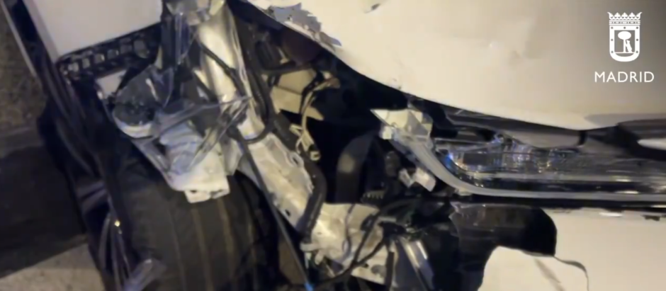Imagen del coche destrozado tras el impacto