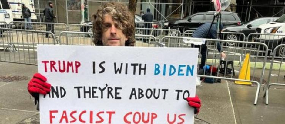 Maxwell Azzarello en Nueva York protestando contra Biden y Trump