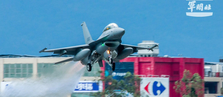 Un avión de combate de Taiwán despega en una operación de interceptación
