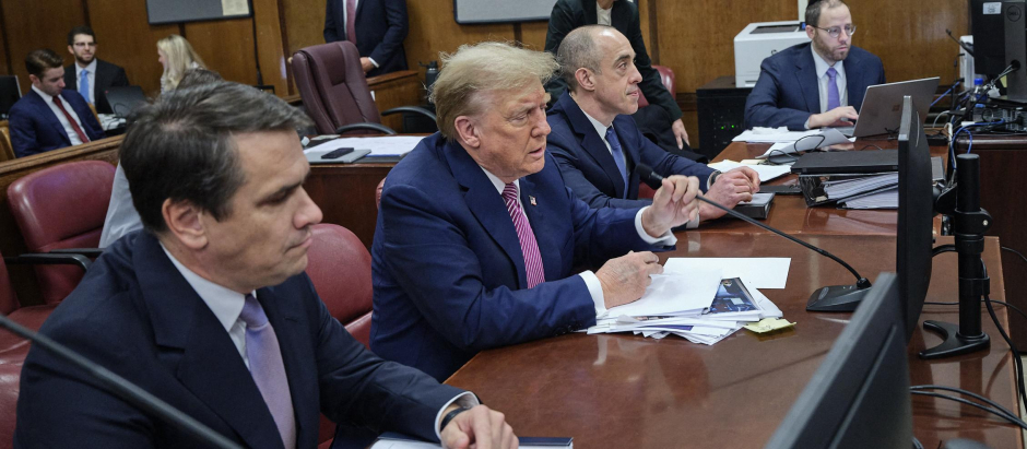 El expresidente Donald Trump y sus abogados en un tribunal de Nueva York