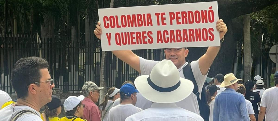 Un manifestante en Barranquilla, Colombia con una pancarta contra el presidente Gustavo Petro