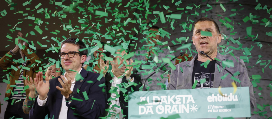 El candidato de Bildu a las elecciones en el País Vasco, Pello Otxandiano y el Coordinador General del partido, Arnaldo Otegui