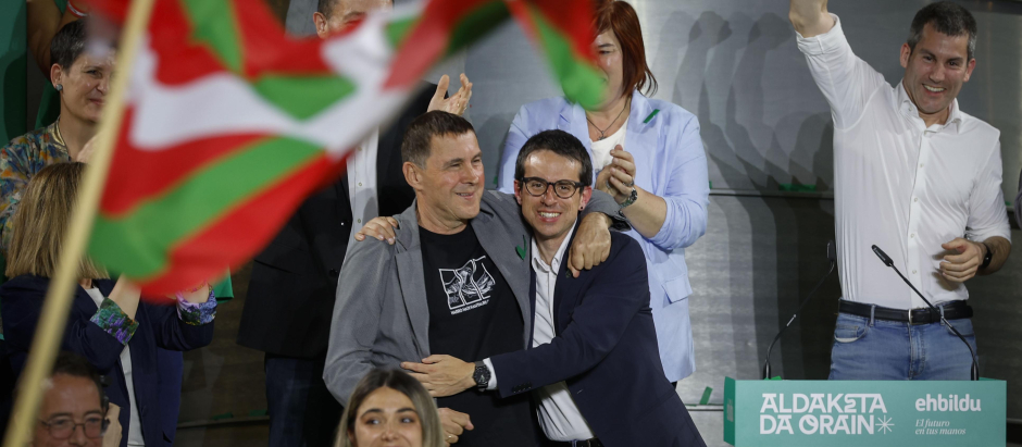 El candidato de EHBildu a las elecciones en el País Vasco, Pello Otxandiano, y el Coordinador General del partido, Arnaldo Otegui