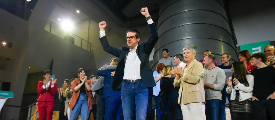 El candidato a lehendakari, Pello Otxandiano, comparece ante los medios durante el seguimiento de la jornada electoral de elecciones autonómicas del País Vasco