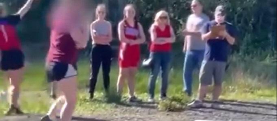Cinco chicas de secundario se niegan a competir contra un chico trans en una prueba de atletismo