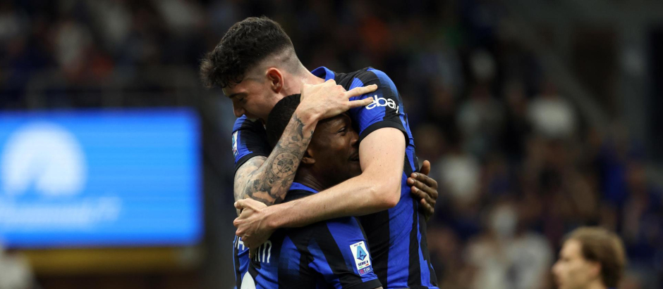 Thuram y Bastoni celebran abrazados un gol del Inter este curso