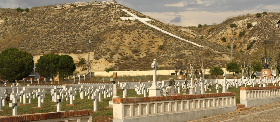 El Cementerio de los Mártires, con la gran cruz blanca asentada sobre la montaña