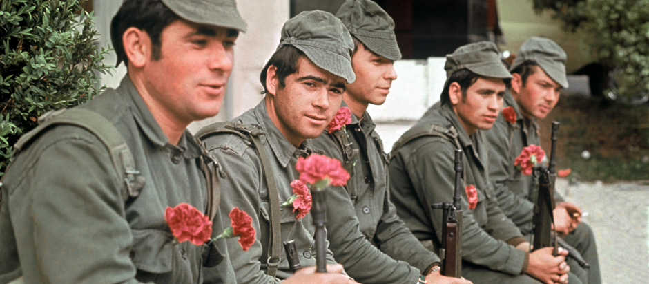 Los claveles son el símbolo de la Revolución realizada por los militares que puso fin a 48 años de gobierno dictatorial
