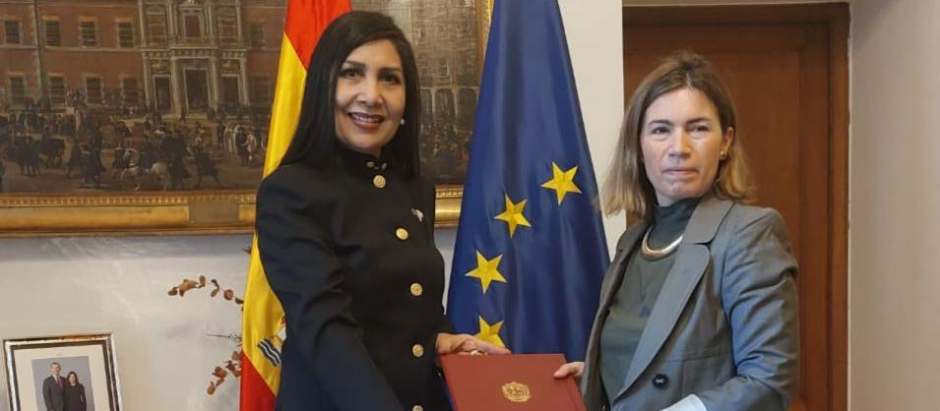 La nueva embajadora de Venezuela en España entrega sus copias de estilo a la directora general de Protocolo, María Sebastián de Erice