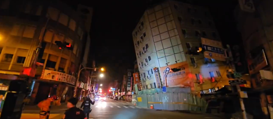 Un edificio se derrumbó tras el terremoto de 6 grados que sacudió Taiwán