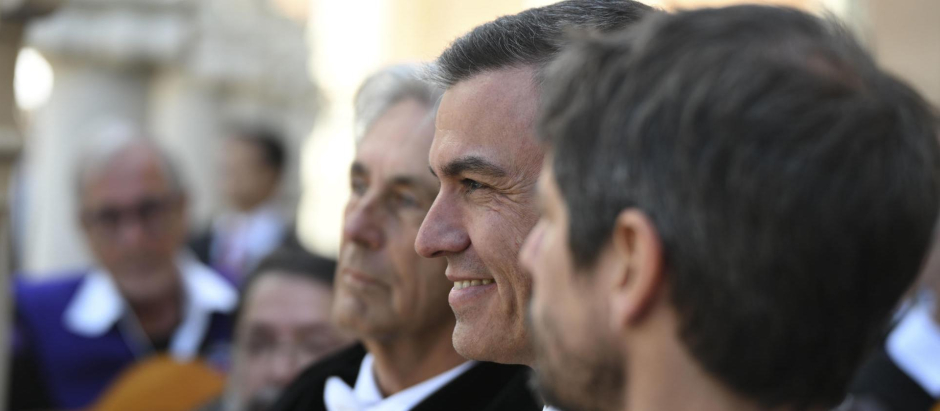 El presidente del gobierno, Pedro Sánchez, tras la ceremonia de entrega de Premio Cervantes