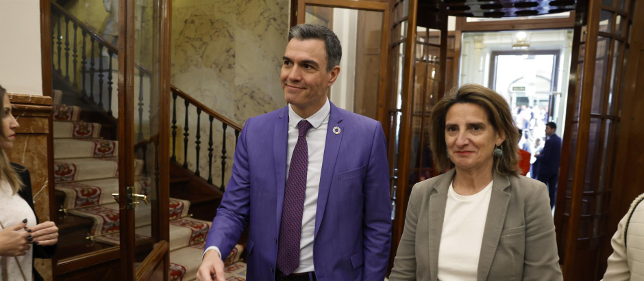 El presidente del Gobierno, Pedro Sánchez, acompañado por la vicepresidenta tercera, Teresa Ribera