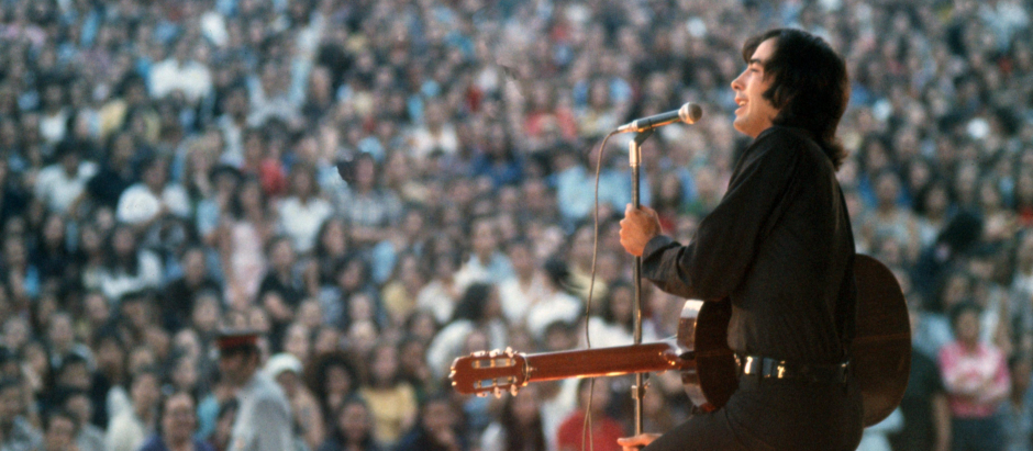 Serrat durante un concierto en Madrid en 1976