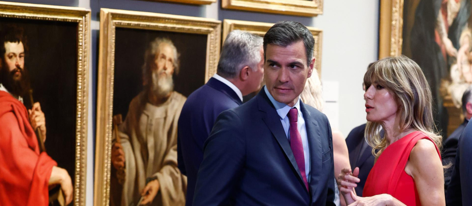El presidente del Gobierno y su mujer Begoña Gómez en el Museo del Prado durante la 32.ª edición de la cumbre de la OTAN