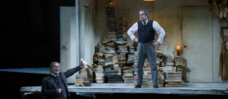 Gerald Finley como Sachs, rodeado de libros