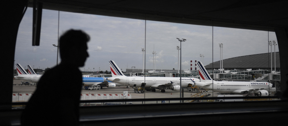 Un pasajero camina por el aeropuerto Charles de Gaulle de Paris